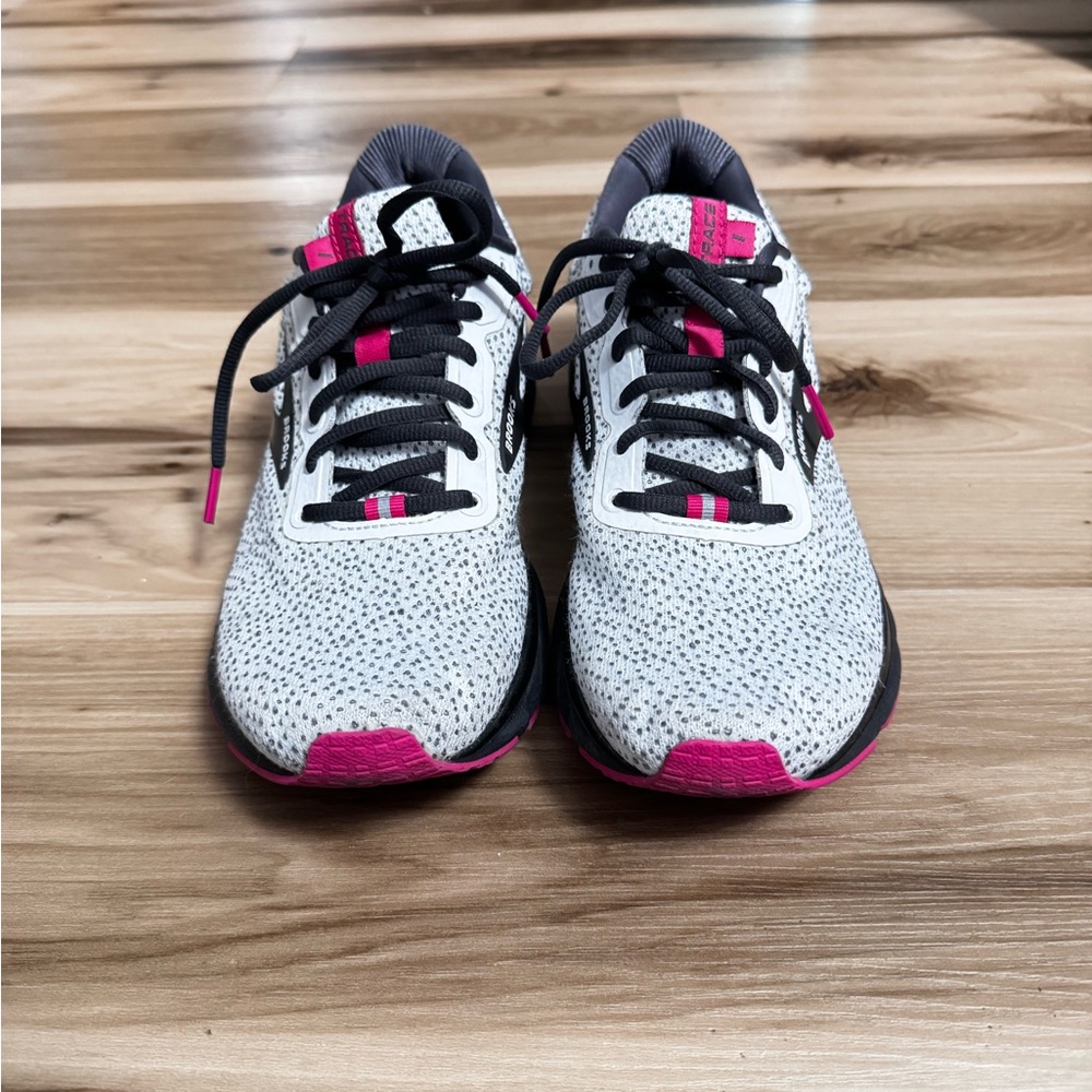 Women's Athletic Shoes - Brooks